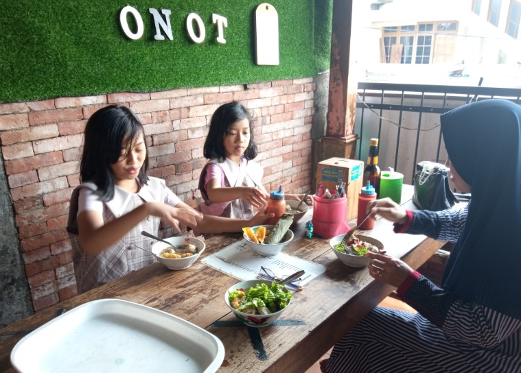 Bakso Arema Cak Tono YaniYESS GuruGoBlock, 1. Bakso Arief, 2. Bakso DE STADION, 3. Bakso Arema Cak Tono, 4. Cwi Mie &amp; Bakso Lombok, 5. Bakso Pemuda, 6. Omah Kentang &amp; Bakso Damas, 7. Bakso Kota Cak Man, 8. Bakso Ganteng, 9. Bakso Anda, 10. Bakso Madona Cak Man