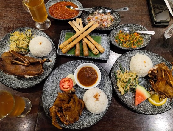 Bebek Bengil Plaza Indonesia Elizabeth Theodora, 1. Sushi Hiro, 2. Osteria Gia, 3. Ramen Seirock-Ya, 4. La Moda, 5. CORK&SCREW, 6. Taste Paradise, 7. Seribu Rasa, 8. Ishigamaya Hamburg, 9. Chopstix, 10. Samwon Garden, 11. Hakata Ikkousha, 12. Restoran Padang Sari Ratu, 13. Bebek Bengil, 14. Monsieur Spoon Préféré, 15. Kitchenette, 16. SaladStop, 17. Sushi Tei
