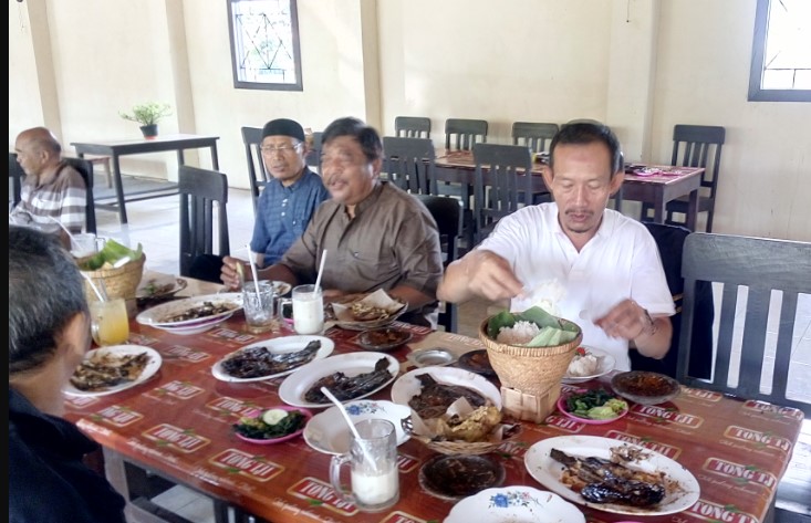 Bojong Resto Agus Suryono, 1. Nasi Grombyang Bpk. H. Warso, 2. Nasi Grombyang Pak Waridin, 3. Lesehan Aldan Pemalang, 4. RM. Ayam Gepuk Super Lezat Pemalang, 5. Warung Tengah Sawah Bu Ruslani, 6. RM. PAK KARDI – Ulujami – Spesial Kepiting, 7. Mie Sosis, 8. Pecak Welut Bu Niti, 9. Serba Sambal Pemalang, 10. Bojong Resto, 11. Rumah Makan Mantep Roso, 12. Warung Makan H. Mahradj, 13. Sate Loso Pak No Khas Pemalang, 14. Rumah Makan Java, 15. Pelem Tjengkir Heritage Restaurant, 16. Rumah Makan Condong Raos Pak Kardi, 17. Kepiting Gemes Pak Mamo, 18. Lontong Dekem Pak Drajat