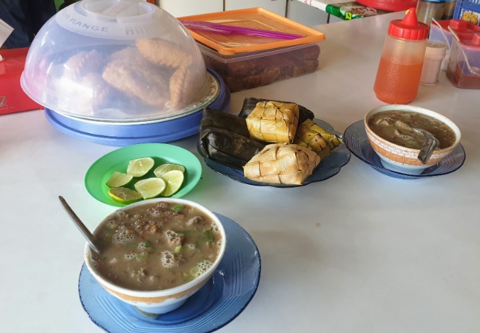COTO MAKASSAR Pak Muchtar Frans Hermanto, 1. RM Pallubasa Serigala, 2. Coto Makassar Daeng Rahma, 3. Dapur Tian, 4. Warung Pallu Basa Ma’ Daeng, 5. Coto Makassar Broodhy Daeng Raja, 6. Pallubasa Supre Makassar, 7. Warung pallubasa jalan bugis, 8. Coto Makassar Pak Muchtar, 9. Sop Cendrawasih Makassar, 10. Rumah Makan Anging Mamiri Bogor