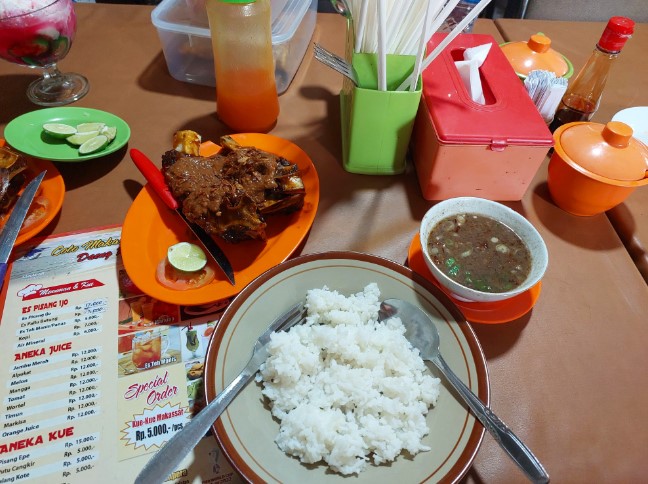 Coto Makassar Daeng Rahman Daniel Glen, 1. RM Pallubasa Serigala, 2. Coto Makassar Daeng Rahma, 3. Dapur Tian, 4. Warung Pallu Basa Ma’ Daeng, 5. Coto Makassar Broodhy Daeng Raja, 6. Pallubasa Supre Makassar, 7. Warung pallubasa jalan bugis, 8. Coto Makassar Pak Muchtar, 9. Sop Cendrawasih Makassar, 10. Rumah Makan Anging Mamiri Bogor