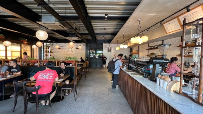 Eastman Coffee House Robert Chris, 1. Pondok Kopi Umbul Sidomukti, 2. Laker’s Resto (Zonk), 3. Resto The Tavern (Non Halal), 4. KoenoKoeni Café Gallery, 5. D’Blasteran “Nostalgia Rasa”, 6. Eastmen Coffee House, 7. Kedai Amarta, 8. Lind’s Ice Cream Café & Resto, 9. Joglo Agung Resto and Gallery, 10. Strada Coffee, 11. Sakapatat Beer Garden & Resto (Non Halal), 12. The Blue Lotus Coffee House & Restaurant, 13. Converso Coffee & Eatery, 14. Anantari Coffee, 15. RV cafe 24 hours & Swingle Bar, 16. Valle Pizza E Resto, 17. The Hills Dining Restaurant, 18. Tower Cafe (Zonk), 19. Antara Kata Coffee, 20. Han’s Kopi, 21. Mr. K Café Gombel, 22. Bleu Sky Lounge, 23. Tepian Kopi, 24. Beachday, 25. HW Livehouse Semarang, 26. Layang Layang Resto & Rooftop Bar, 27. Nine Yards, 28. Cimory on The Valley, 29. Hazelnut Resto dan Coffee