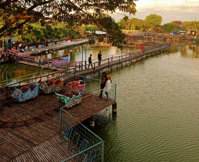Embung Pengantin Fits Re, 1. Dunia Air Pandawa , 2. Gunung Sepikul , 3. Royal Water Adventure , 4. Alun – Alun Satya Negara Sukoharjo , 5. Kolam Renang Kora Kora, 6. Waduk Mulur , 7. Umbul Pecinan Batu Seribu , 8. Wisata Alam Batu Seribu, 9. Telaga Claket , 10. Taman Pakujoyo, 11. Gunung Pegat, 12. Taman Wijaya Kusuma, 13. Embung Pengantin, 14. Kidoland, 15. Curug Krajan  , 16. Spot Keren Dam Colo , 17. Telaga Biru Semin Nan Indah , 18. Gunung Taruwongso, 19. Petilasan Kraton Pajang , 20. WE LAND SUNRISE VIEW n GEOPARK, 21. Sendang Semurup, 22. Wisata Pleret, 23. Pura Sahasra Adhi Pura , 24. Pemandian Air Hangat Langenharjo 