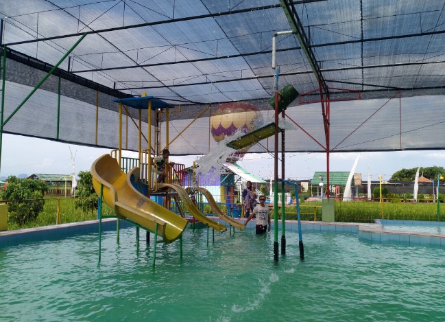Gatra Kencana Bojongnangka kaka harthon, 1. Widuri Water Park Pemalang, 2. Zatobay Waterboom , 3. Bening Waterboom, 4. Kolam Renang Moga Indah, 5. Agrowisata CSPT Comal Baru, 6. Kolam Renang Panorama, 7. Kolam Renang Feoty, 8. GJ KEBANGGAN, 9. KOLAM RENANG KELUARGA ACIPA GONDANG, 10. Kolam Renang SERUNI, 11. WISATA MATA AIR GETEK, 12. Kolam Renang Wiloci Karangsari, 13. Pemandian Moga Situs Arca Ganesha, 14. Gatra Kencana Bojongnangka, 15. Olympic Swimming Pool Widuri, 16. Kolam Renang Bantarbolang Foresta