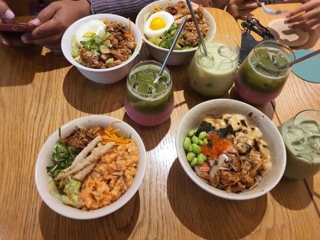 Honu Kemang Nadira Yulanda, 2. Hoshino Coffee, Senayan City outlet, 3. KOI The Grand Indonesia East Mall, 4. Feel Matcha – Kemang, 5. Matcha Bae, 6. Kurasu, 7. Uji Matcha Grand Indonesia, 8. Matchaya – Gandaria City, 9. CHAVATY Senayan City, 10. Gincha Matcha House, 11. UKI Matcha – SCBD Park, 12. GOOMA Tea Bar – Senayan Park, 13. Matcha Chi