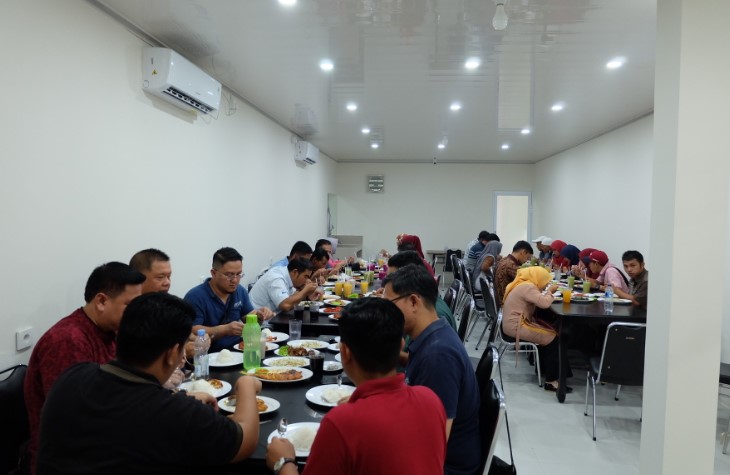 Ikan Bakar Bu Tres, 1. Rumah Makan Fuja, 2. AROMA RESTO & COFFEE, 3. Pondok Makan Devi Special Seafood, 4. Seafood & Pempek Mama Oky, 5. Ikan Bakar Bu Tres, 6. TapSung Seafood Padang, 7. Ikan bakar Djoni/Kun, 8. Ikan bakar Pondok Mungil d/h Pak Tris, 9. Mahakam Cafe & Resto, 10. Apollo Seafood, 11. Mr. Seafood GOR H. Agus Salim Padang