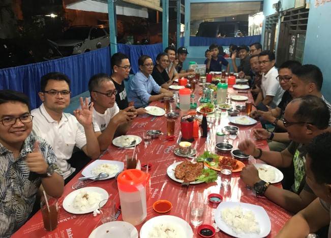 Ikan Bakar Djoni Kun Renil Septiano, 1. Rumah Makan Fuja, 2. AROMA RESTO & COFFEE, 3. Pondok Makan Devi Special Seafood, 4. Seafood & Pempek Mama Oky, 5. Ikan Bakar Bu Tres, 6. TapSung Seafood Padang, 7. Ikan bakar Djoni/Kun, 8. Ikan bakar Pondok Mungil d/h Pak Tris, 9. Mahakam Cafe & Resto, 10. Apollo Seafood, 11. Mr. Seafood GOR H. Agus Salim Padang