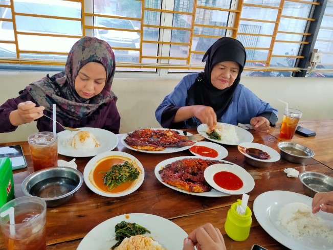 Ikan bakar Pondok Mungil d h Pak Tris Kevin Jonedia, 1. Rumah Makan Fuja, 2. AROMA RESTO & COFFEE, 3. Pondok Makan Devi Special Seafood, 4. Seafood & Pempek Mama Oky, 5. Ikan Bakar Bu Tres, 6. TapSung Seafood Padang, 7. Ikan bakar Djoni/Kun, 8. Ikan bakar Pondok Mungil d/h Pak Tris, 9. Mahakam Cafe & Resto, 10. Apollo Seafood, 11. Mr. Seafood GOR H. Agus Salim Padang