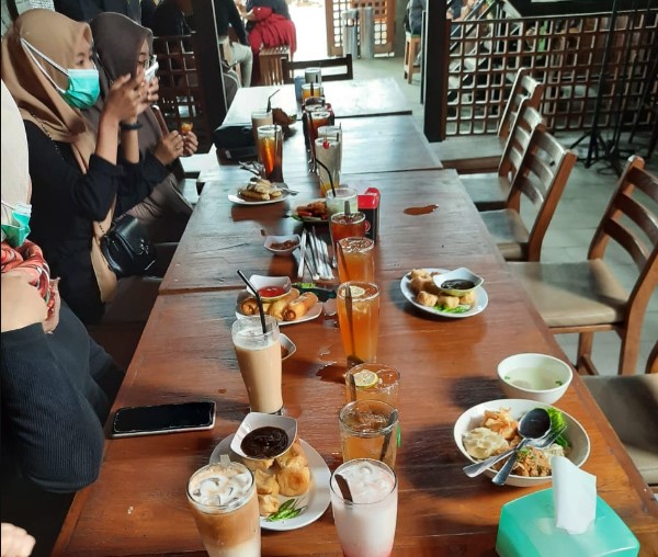 Java Sunrise Cafe savirr rr, 1. Sun Osing Beach, 2. Osing Deles Cafe & Resto, 3. Dragon Cafe, 4. Java Sunrise Cafe, 5. Conato Cafe Bakery, 6. Kemunir Kopi, 7. Kedai S.O ( Sogok Ontong Kopi), 8. kopi jotos, 9. Albirru Coffee and Eatery, 10. D’cinnamon Coffee Shop, 11. La Costa Cafe and Restaurant, 12. Palm Sugar Cafe, 13. Kedai Kopi Handy, 14. Steven Coffee, 15. Kopi Om Kim, 16. Talk Kopi Banyuwangi, 17. Sweets Dessert, 18. Metronome Coffee Banyuwangi, 19. Indische 1931 Banyuwangi, 20. Osmu Cafe, 21. Dominance Coffee, 22. Omah Majapahit Cafe & Resto, 23. Kedai Galengan, 24. Moxie Coffee and Eatery, 25. Janji Jiwa & Jiwa Toast Ruko Ahamd Banyuwangi, 26. D&A Cafe, 27. Waroeng Tjengkaroek, 28. Three B Villa and Resto