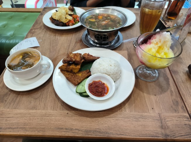 Kafe Betawi Kota Kasablanka Aang Rie, 1. Ojju K-Food, 2. Ikkudo Ichi, 3. Shaburi, 4. Genki Sushi, 5. Nanny’s Pavillon, 6. Marugame Udon, 7. Imperial Kitchen and Dimsum, 8. Wingstop, 9. Warung Leko, 10. Sate Khas Senayan, 11. Jittlada Thai Cuisine, 12. Remboelan Kota Kasablanka, 13. Pizza Marzano Kota Kasablanka, 14. The Social Pot, 15. the people’s cafe, 16. Kafe Betawi Kota Kasablanka, 17. Wayang Bistro, 19. Taliwang Bali, 20. Chung Gi wa, 22. Kopi Luwak, 23. Puyo Silky