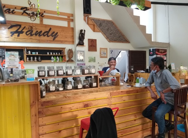 Kedai Kopi Handy Zonni Hermawan (Zons), 1. Sun Osing Beach, 2. Osing Deles Cafe & Resto, 3. Dragon Cafe, 4. Java Sunrise Cafe, 5. Conato Cafe Bakery, 6. Kemunir Kopi, 7. Kedai S.O ( Sogok Ontong Kopi), 8. kopi jotos, 9. Albirru Coffee and Eatery, 10. D’cinnamon Coffee Shop, 11. La Costa Cafe and Restaurant, 12. Palm Sugar Cafe, 13. Kedai Kopi Handy, 14. Steven Coffee, 15. Kopi Om Kim, 16. Talk Kopi Banyuwangi, 17. Sweets Dessert, 18. Metronome Coffee Banyuwangi, 19. Indische 1931 Banyuwangi, 20. Osmu Cafe, 21. Dominance Coffee, 22. Omah Majapahit Cafe & Resto, 23. Kedai Galengan, 24. Moxie Coffee and Eatery, 25. Janji Jiwa & Jiwa Toast Ruko Ahamd Banyuwangi, 26. D&A Cafe, 27. Waroeng Tjengkaroek, 28. Three B Villa and Resto