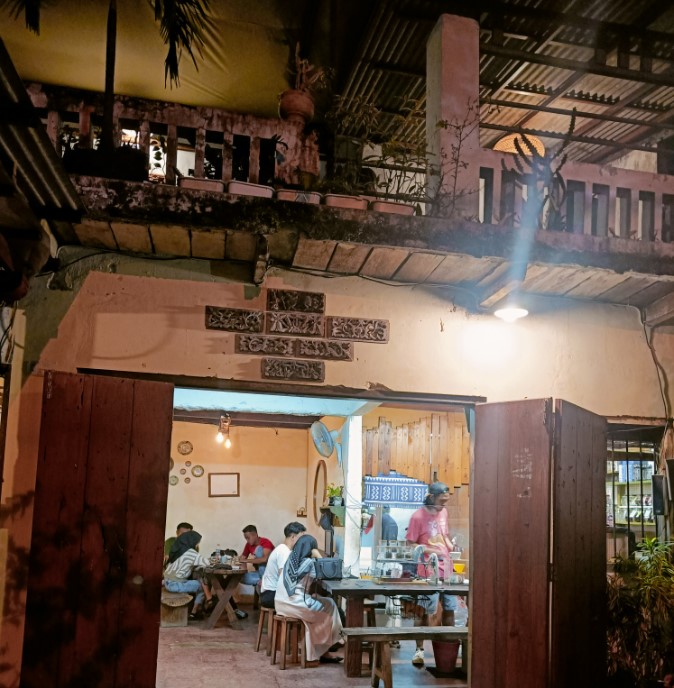 Kedai S.O ( Sogok Ontong Kopi) Gemala Putri, 1. Sun Osing Beach, 2. Osing Deles Cafe & Resto, 3. Dragon Cafe, 4. Java Sunrise Cafe, 5. Conato Cafe Bakery, 6. Kemunir Kopi, 7. Kedai S.O ( Sogok Ontong Kopi), 8. kopi jotos, 9. Albirru Coffee and Eatery, 10. D’cinnamon Coffee Shop, 11. La Costa Cafe and Restaurant, 12. Palm Sugar Cafe, 13. Kedai Kopi Handy, 14. Steven Coffee, 15. Kopi Om Kim, 16. Talk Kopi Banyuwangi, 17. Sweets Dessert, 18. Metronome Coffee Banyuwangi, 19. Indische 1931 Banyuwangi, 20. Osmu Cafe, 21. Dominance Coffee, 22. Omah Majapahit Cafe & Resto, 23. Kedai Galengan, 24. Moxie Coffee and Eatery, 25. Janji Jiwa & Jiwa Toast Ruko Ahamd Banyuwangi, 26. D&A Cafe, 27. Waroeng Tjengkaroek, 28. Three B Villa and Resto