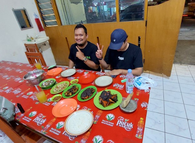 Kepiting Gemes Pak Mamo Liston Octoberry, 1. Nasi Grombyang Bpk. H. Warso, 2. Nasi Grombyang Pak Waridin, 3. Lesehan Aldan Pemalang, 4. RM. Ayam Gepuk Super Lezat Pemalang, 5. Warung Tengah Sawah Bu Ruslani, 6. RM. PAK KARDI – Ulujami – Spesial Kepiting, 7. Mie Sosis, 8. Pecak Welut Bu Niti, 9. Serba Sambal Pemalang, 10. Bojong Resto, 11. Rumah Makan Mantep Roso, 12. Warung Makan H. Mahradj, 13. Sate Loso Pak No Khas Pemalang, 14. Rumah Makan Java, 15. Pelem Tjengkir Heritage Restaurant, 16. Rumah Makan Condong Raos Pak Kardi, 17. Kepiting Gemes Pak Mamo, 18. Lontong Dekem Pak Drajat