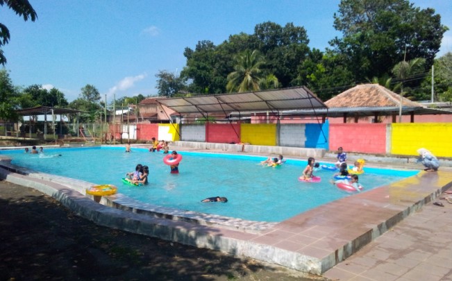 Kolam Renang Bantarbolang Foresta, 1. Widuri Water Park Pemalang, 2. Zatobay Waterboom , 3. Bening Waterboom, 4. Kolam Renang Moga Indah, 5. Agrowisata CSPT Comal Baru, 6. Kolam Renang Panorama, 7. Kolam Renang Feoty, 8. GJ KEBANGGAN, 9. KOLAM RENANG KELUARGA ACIPA GONDANG, 10. Kolam Renang SERUNI, 11. WISATA MATA AIR GETEK, 12. Kolam Renang Wiloci Karangsari, 13. Pemandian Moga Situs Arca Ganesha, 14. Gatra Kencana Bojongnangka, 15. Olympic Swimming Pool Widuri, 16. Kolam Renang Bantarbolang Foresta
