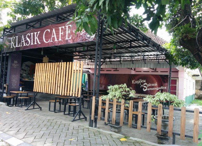 Klasik Cafe, 1. Kedai Coffee KDS, 2. Singapore Restaurant & Coffee Shop, 3. New Garasi Cafe & Bistro, 4. Raffa Cafe, 5. Terlanjur Nyaman Veteran, 6. Selasar coffeeshop bojonegoro, 7. Love Garden, 8. Wa Coffee, 9. Coco comel, 10. Tea Time Cafe & Gelato, 11. COFFEE GUNUNG, 12. fourstep coffee eatery, 13. Mojo.bjn cafe, 14. Saphira’s Cafe, 15. Getz Resto & Caffe, 16. ORCHID Cafe and Resto, 17. Petruk Cafe, 18. Cafe Djion, 19. Klasik Cafe