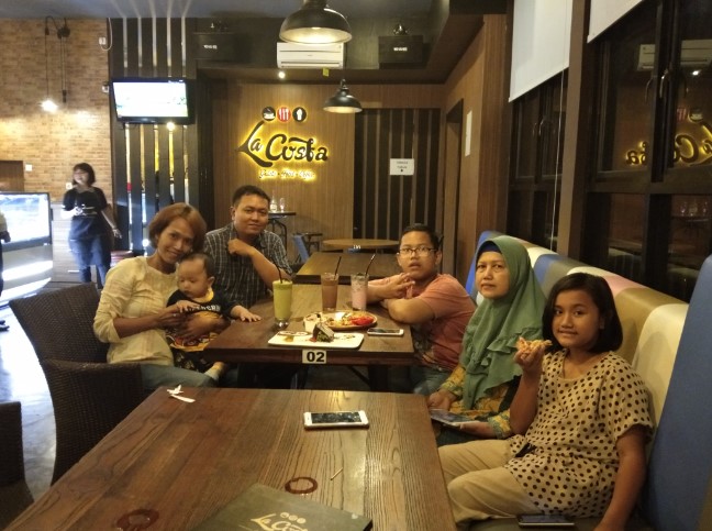 La Costa Cafe and Restaurant Redzky Yoga, 1. Sun Osing Beach, 2. Osing Deles Cafe & Resto, 3. Dragon Cafe, 4. Java Sunrise Cafe, 5. Conato Cafe Bakery, 6. Kemunir Kopi, 7. Kedai S.O ( Sogok Ontong Kopi), 8. kopi jotos, 9. Albirru Coffee and Eatery, 10. D’cinnamon Coffee Shop, 11. La Costa Cafe and Restaurant, 12. Palm Sugar Cafe, 13. Kedai Kopi Handy, 14. Steven Coffee, 15. Kopi Om Kim, 16. Talk Kopi Banyuwangi, 17. Sweets Dessert, 18. Metronome Coffee Banyuwangi, 19. Indische 1931 Banyuwangi, 20. Osmu Cafe, 21. Dominance Coffee, 22. Omah Majapahit Cafe & Resto, 23. Kedai Galengan, 24. Moxie Coffee and Eatery, 25. Janji Jiwa & Jiwa Toast Ruko Ahamd Banyuwangi, 26. D&A Cafe, 27. Waroeng Tjengkaroek, 28. Three B Villa and Resto