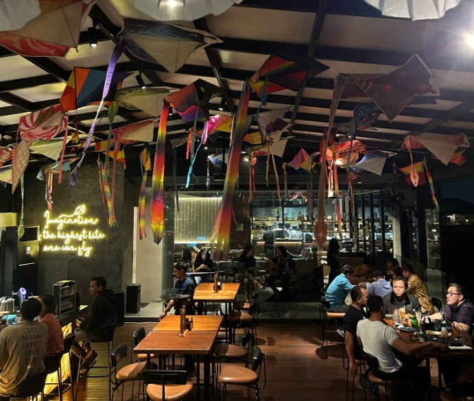 Layang Layang Resto & Rooftop Bar Erra Laras, 1. Pondok Kopi Umbul Sidomukti, 2. Laker’s Resto (Zonk), 3. Resto The Tavern (Non Halal), 4. KoenoKoeni Café Gallery, 5. D’Blasteran “Nostalgia Rasa”, 6. Eastmen Coffee House, 7. Kedai Amarta, 8. Lind’s Ice Cream Café & Resto, 9. Joglo Agung Resto and Gallery, 10. Strada Coffee, 11. Sakapatat Beer Garden & Resto (Non Halal), 12. The Blue Lotus Coffee House & Restaurant, 13. Converso Coffee & Eatery, 14. Anantari Coffee, 15. RV cafe 24 hours & Swingle Bar, 16. Valle Pizza E Resto, 17. The Hills Dining Restaurant, 18. Tower Cafe (Zonk), 19. Antara Kata Coffee, 20. Han’s Kopi, 21. Mr. K Café Gombel, 22. Bleu Sky Lounge, 23. Tepian Kopi, 24. Beachday, 25. HW Livehouse Semarang, 26. Layang Layang Resto & Rooftop Bar, 27. Nine Yards, 28. Cimory on The Valley, 29. Hazelnut Resto dan Coffee