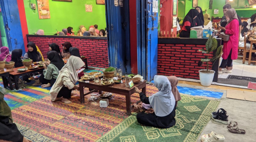 Lesehan Aldan Pemalang, 1. Nasi Grombyang Bpk. H. Warso, 2. Nasi Grombyang Pak Waridin, 3. Lesehan Aldan Pemalang, 4. RM. Ayam Gepuk Super Lezat Pemalang, 5. Warung Tengah Sawah Bu Ruslani, 6. RM. PAK KARDI – Ulujami – Spesial Kepiting, 7. Mie Sosis, 8. Pecak Welut Bu Niti, 9. Serba Sambal Pemalang, 10. Bojong Resto, 11. Rumah Makan Mantep Roso, 12. Warung Makan H. Mahradj, 13. Sate Loso Pak No Khas Pemalang, 14. Rumah Makan Java, 15. Pelem Tjengkir Heritage Restaurant, 16. Rumah Makan Condong Raos Pak Kardi, 17. Kepiting Gemes Pak Mamo, 18. Lontong Dekem Pak Drajat