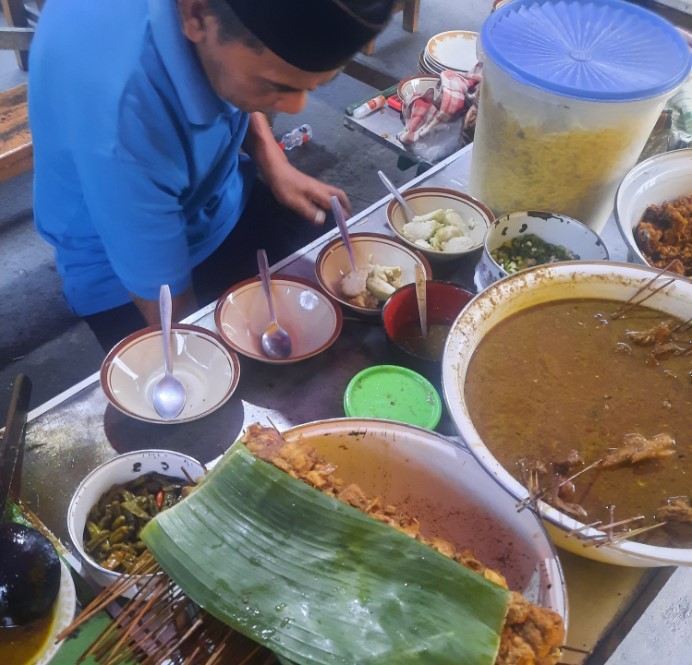 Lontong Dekem Pak Drajat Rachma Pratiwi, 1. Nasi Grombyang Bpk. H. Warso, 2. Nasi Grombyang Pak Waridin, 3. Lesehan Aldan Pemalang, 4. RM. Ayam Gepuk Super Lezat Pemalang, 5. Warung Tengah Sawah Bu Ruslani, 6. RM. PAK KARDI – Ulujami – Spesial Kepiting, 7. Mie Sosis, 8. Pecak Welut Bu Niti, 9. Serba Sambal Pemalang, 10. Bojong Resto, 11. Rumah Makan Mantep Roso, 12. Warung Makan H. Mahradj, 13. Sate Loso Pak No Khas Pemalang, 14. Rumah Makan Java, 15. Pelem Tjengkir Heritage Restaurant, 16. Rumah Makan Condong Raos Pak Kardi, 17. Kepiting Gemes Pak Mamo, 18. Lontong Dekem Pak Drajat