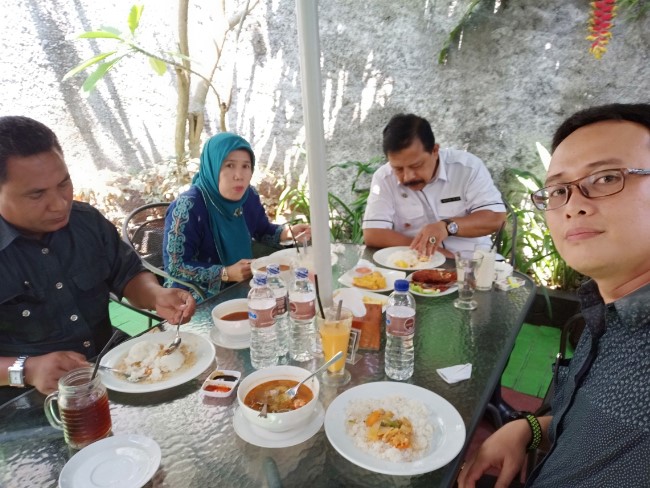 Mahakam Cafe & Resto Ananda Febryandhie, 1. Rumah Makan Fuja, 2. AROMA RESTO & COFFEE, 3. Pondok Makan Devi Special Seafood, 4. Seafood & Pempek Mama Oky, 5. Ikan Bakar Bu Tres, 6. TapSung Seafood Padang, 7. Ikan bakar Djoni/Kun, 8. Ikan bakar Pondok Mungil d/h Pak Tris, 9. Mahakam Cafe & Resto, 10. Apollo Seafood, 11. Mr. Seafood GOR H. Agus Salim Padang