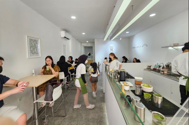 Matcha Bae Oktavianus, 2. Hoshino Coffee, Senayan City outlet, 3. KOI The Grand Indonesia East Mall, 4. Feel Matcha – Kemang, 5. Matcha Bae, 6. Kurasu, 7. Uji Matcha Grand Indonesia, 8. Matchaya – Gandaria City, 9. CHAVATY Senayan City, 10. Gincha Matcha House, 11. UKI Matcha – SCBD Park, 12. GOOMA Tea Bar – Senayan Park, 13. Matcha Chi