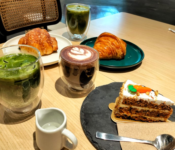Matchaya - Gandaria City Fannie Huang, 2. Hoshino Coffee, Senayan City outlet, 3. KOI The Grand Indonesia East Mall, 4. Feel Matcha – Kemang, 5. Matcha Bae, 6. Kurasu, 7. Uji Matcha Grand Indonesia, 8. Matchaya – Gandaria City, 9. CHAVATY Senayan City, 10. Gincha Matcha House, 11. UKI Matcha – SCBD Park, 12. GOOMA Tea Bar – Senayan Park, 13. Matcha Chi