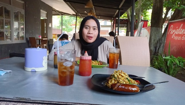 Mie Sosis Ahmad Muzamil, 1. Nasi Grombyang Bpk. H. Warso, 2. Nasi Grombyang Pak Waridin, 3. Lesehan Aldan Pemalang, 4. RM. Ayam Gepuk Super Lezat Pemalang, 5. Warung Tengah Sawah Bu Ruslani, 6. RM. PAK KARDI – Ulujami – Spesial Kepiting, 7. Mie Sosis, 8. Pecak Welut Bu Niti, 9. Serba Sambal Pemalang, 10. Bojong Resto, 11. Rumah Makan Mantep Roso, 12. Warung Makan H. Mahradj, 13. Sate Loso Pak No Khas Pemalang, 14. Rumah Makan Java, 15. Pelem Tjengkir Heritage Restaurant, 16. Rumah Makan Condong Raos Pak Kardi, 17. Kepiting Gemes Pak Mamo, 18. Lontong Dekem Pak Drajat