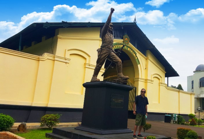 Museum &amp; Monumen PETA Benny Aksan, 1. Museum Nasional Sejarah Alam Indonesia, 2. Kebun Raya Bogor, 3. Museum Zoologi, 4. Taman Meksiko, 5. Taman Kencana, 6. Taman Kaulinan atau Taman Sempur, 7. Museum &amp; Monumen PETA, 8. The Jungle Waterpark Bogor, 9. Taman Heulang, 10. Water Park SKI, 11. Tirtania WaterPark, 12. ECOART PARK Sentul City, 13. Kuntum Farmfield, 14. Marcopolo Water Adventure Bogor, 15. Jungleland adventure theme park, 16. Kebun Durian Warso Farm, 17. Wisata air telaga Ciburial, 18. Curug Nangka, 19. Curug Luhur