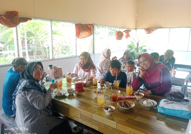 Nasi Grombyang Pak Waridin nur endang, 1. Nasi Grombyang Bpk. H. Warso, 2. Nasi Grombyang Pak Waridin, 3. Lesehan Aldan Pemalang, 4. RM. Ayam Gepuk Super Lezat Pemalang, 5. Warung Tengah Sawah Bu Ruslani, 6. RM. PAK KARDI – Ulujami – Spesial Kepiting, 7. Mie Sosis, 8. Pecak Welut Bu Niti, 9. Serba Sambal Pemalang, 10. Bojong Resto, 11. Rumah Makan Mantep Roso, 12. Warung Makan H. Mahradj, 13. Sate Loso Pak No Khas Pemalang, 14. Rumah Makan Java, 15. Pelem Tjengkir Heritage Restaurant, 16. Rumah Makan Condong Raos Pak Kardi, 17. Kepiting Gemes Pak Mamo, 18. Lontong Dekem Pak Drajat