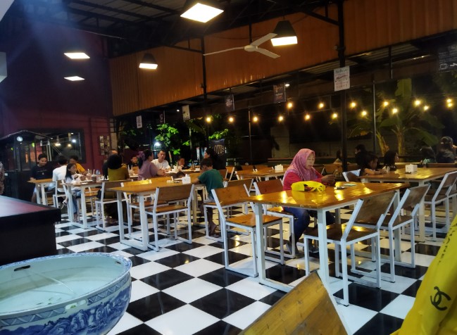 ORCHID Cafe and Resto Sandy Arya, 1. Kedai Coffee KDS, 2. Singapore Restaurant & Coffee Shop, 3. New Garasi Cafe & Bistro, 4. Raffa Cafe, 5. Terlanjur Nyaman Veteran, 6. Selasar coffeeshop bojonegoro, 7. Love Garden, 8. Wa Coffee, 9. Coco comel, 10. Tea Time Cafe & Gelato, 11. COFFEE GUNUNG, 12. fourstep coffee eatery, 13. Mojo.bjn cafe, 14. Saphira’s Cafe, 15. Getz Resto & Caffe, 16. ORCHID Cafe and Resto, 17. Petruk Cafe, 18. Cafe Djion, 19. Klasik Cafe