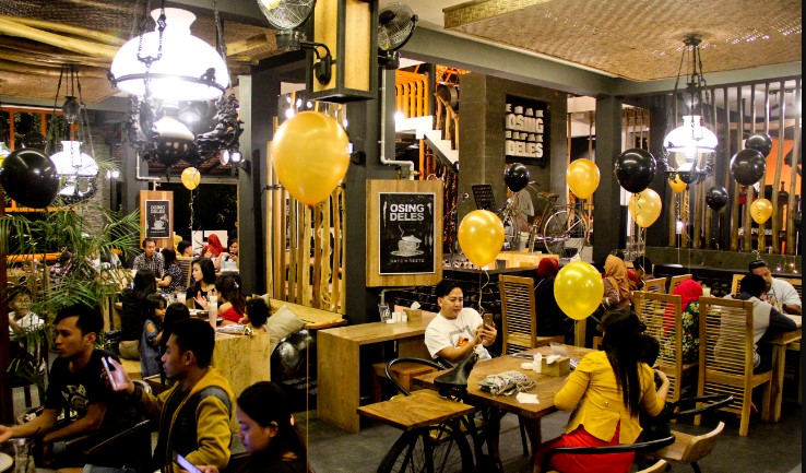 Osing Deles Cafe & Resto, 1. Sun Osing Beach, 2. Osing Deles Cafe & Resto, 3. Dragon Cafe, 4. Java Sunrise Cafe, 5. Conato Cafe Bakery, 6. Kemunir Kopi, 7. Kedai S.O ( Sogok Ontong Kopi), 8. kopi jotos, 9. Albirru Coffee and Eatery, 10. D’cinnamon Coffee Shop, 11. La Costa Cafe and Restaurant, 12. Palm Sugar Cafe, 13. Kedai Kopi Handy, 14. Steven Coffee, 15. Kopi Om Kim, 16. Talk Kopi Banyuwangi, 17. Sweets Dessert, 18. Metronome Coffee Banyuwangi, 19. Indische 1931 Banyuwangi, 20. Osmu Cafe, 21. Dominance Coffee, 22. Omah Majapahit Cafe & Resto, 23. Kedai Galengan, 24. Moxie Coffee and Eatery, 25. Janji Jiwa & Jiwa Toast Ruko Ahamd Banyuwangi, 26. D&A Cafe, 27. Waroeng Tjengkaroek, 28. Three B Villa and Resto