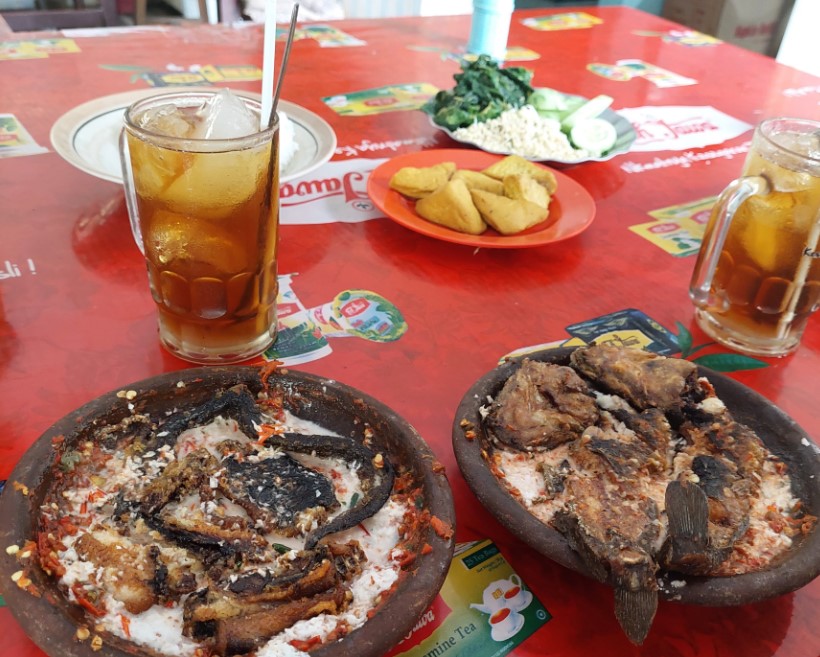Pecak Welut Bu Niti Ade Efin, 1. Nasi Grombyang Bpk. H. Warso, 2. Nasi Grombyang Pak Waridin, 3. Lesehan Aldan Pemalang, 4. RM. Ayam Gepuk Super Lezat Pemalang, 5. Warung Tengah Sawah Bu Ruslani, 6. RM. PAK KARDI – Ulujami – Spesial Kepiting, 7. Mie Sosis, 8. Pecak Welut Bu Niti, 9. Serba Sambal Pemalang, 10. Bojong Resto, 11. Rumah Makan Mantep Roso, 12. Warung Makan H. Mahradj, 13. Sate Loso Pak No Khas Pemalang, 14. Rumah Makan Java, 15. Pelem Tjengkir Heritage Restaurant, 16. Rumah Makan Condong Raos Pak Kardi, 17. Kepiting Gemes Pak Mamo, 18. Lontong Dekem Pak Drajat