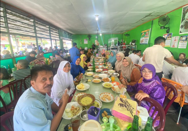 Pondok Makan Devi Special Seafood Olan Yogha, 1. Rumah Makan Fuja, 2. AROMA RESTO & COFFEE, 3. Pondok Makan Devi Special Seafood, 4. Seafood & Pempek Mama Oky, 5. Ikan Bakar Bu Tres, 6. TapSung Seafood Padang, 7. Ikan bakar Djoni/Kun, 8. Ikan bakar Pondok Mungil d/h Pak Tris, 9. Mahakam Cafe & Resto, 10. Apollo Seafood, 11. Mr. Seafood GOR H. Agus Salim Padang