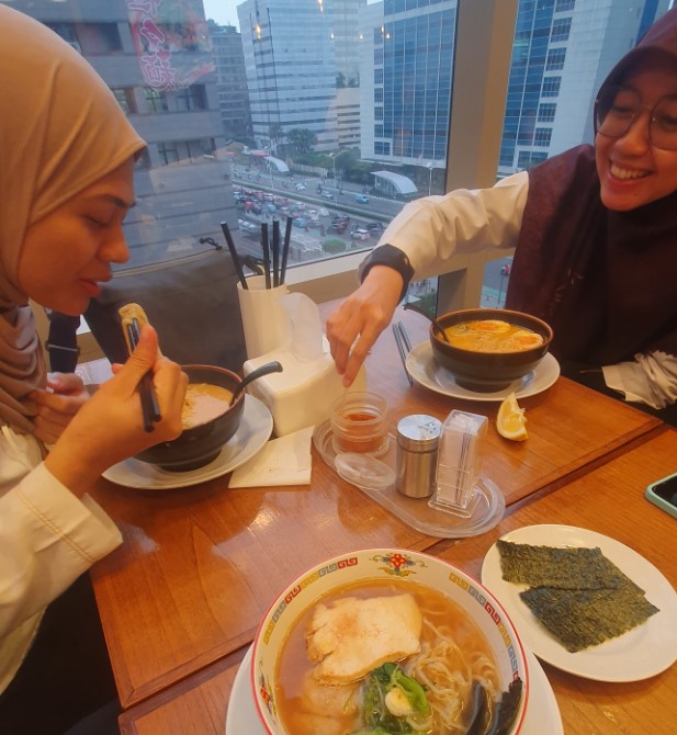 Ramen Seirock-Ya Plaza Indonesia Satria Antarnusa, 1. Sushi Hiro, 2. Osteria Gia, 3. Ramen Seirock-Ya, 4. La Moda, 5. CORK&SCREW, 6. Taste Paradise, 7. Seribu Rasa, 8. Ishigamaya Hamburg, 9. Chopstix, 10. Samwon Garden, 11. Hakata Ikkousha, 12. Restoran Padang Sari Ratu, 13. Bebek Bengil, 14. Monsieur Spoon Préféré, 15. Kitchenette, 16. SaladStop, 17. Sushi Tei