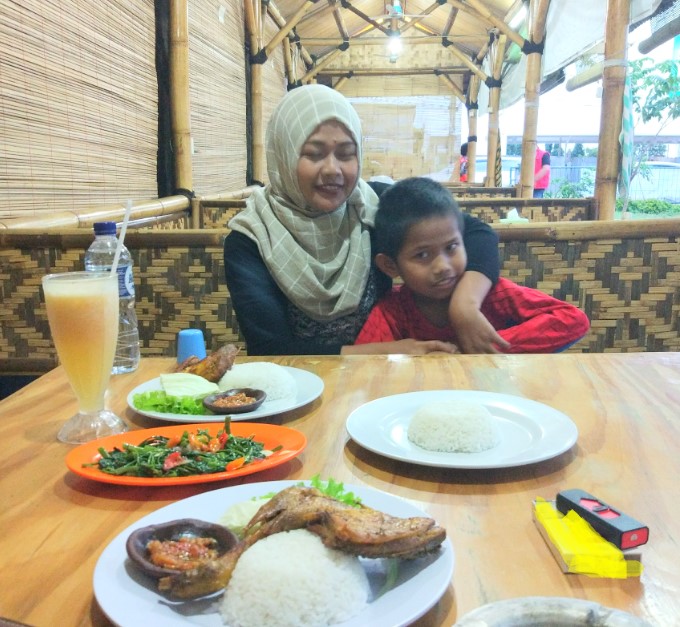 Resto Ayam Pakuan rakian journey, 1. Ayam Goreng Aroma 7, 2. Ayam Cipo Gunungbatu, 3. Bebek & Ayam Goreng Pak Ndut, 4. Ayam Goreng Ardhita, 5. Ayam Goreng Warung Doyong 1, 6. Ayam Goreng Ema Itjih – Pakuan, 7. Ayam Goreng Fatmawati Sawojajar, 8. Ayam Geprek Istimewa, 9. Ayam Capres Cabe Ijo, 10. Ayam Goreng Maulagie, 11. Ayam Goreng Trolok, 12. Ayam Goreng Mang Upi, 13. Warung Lalagung, 14. Kandang Ayam Galau, 15. Ayam Goreng Padaloma, 16. Resto Ayam Pakuan