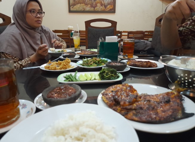 Rumah Makan Java Sugeng Item, 1. Nasi Grombyang Bpk. H. Warso, 2. Nasi Grombyang Pak Waridin, 3. Lesehan Aldan Pemalang, 4. RM. Ayam Gepuk Super Lezat Pemalang, 5. Warung Tengah Sawah Bu Ruslani, 6. RM. PAK KARDI – Ulujami – Spesial Kepiting, 7. Mie Sosis, 8. Pecak Welut Bu Niti, 9. Serba Sambal Pemalang, 10. Bojong Resto, 11. Rumah Makan Mantep Roso, 12. Warung Makan H. Mahradj, 13. Sate Loso Pak No Khas Pemalang, 14. Rumah Makan Java, 15. Pelem Tjengkir Heritage Restaurant, 16. Rumah Makan Condong Raos Pak Kardi, 17. Kepiting Gemes Pak Mamo, 18. Lontong Dekem Pak Drajat