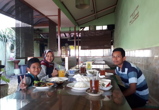 Rumah Makan Mantep Roso Juli Prasetyo, 1. Nasi Grombyang Bpk. H. Warso, 2. Nasi Grombyang Pak Waridin, 3. Lesehan Aldan Pemalang, 4. RM. Ayam Gepuk Super Lezat Pemalang, 5. Warung Tengah Sawah Bu Ruslani, 6. RM. PAK KARDI – Ulujami – Spesial Kepiting, 7. Mie Sosis, 8. Pecak Welut Bu Niti, 9. Serba Sambal Pemalang, 10. Bojong Resto, 11. Rumah Makan Mantep Roso, 12. Warung Makan H. Mahradj, 13. Sate Loso Pak No Khas Pemalang, 14. Rumah Makan Java, 15. Pelem Tjengkir Heritage Restaurant, 16. Rumah Makan Condong Raos Pak Kardi, 17. Kepiting Gemes Pak Mamo, 18. Lontong Dekem Pak Drajat