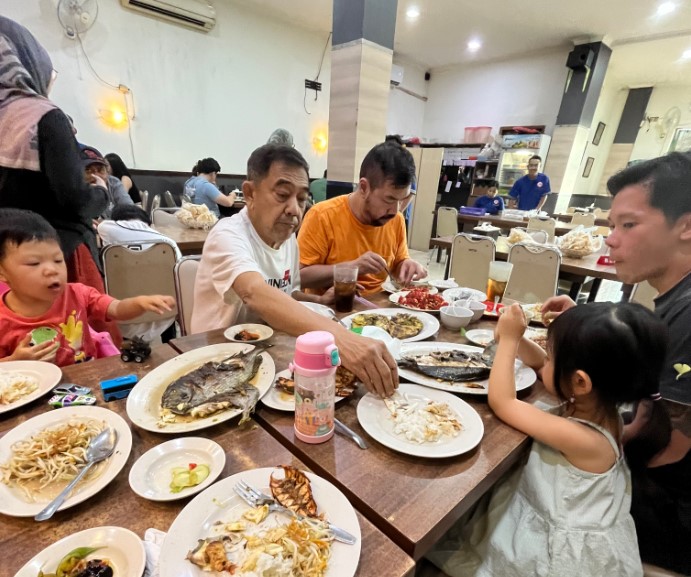Rumah Makan Ujung Pandang - Seafood & Ayam Panggang Donna Winata