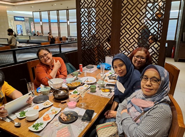 Samwon Garden - Plaza Indonesia Nina Inong, 1. Sushi Hiro, 2. Osteria Gia, 3. Ramen Seirock-Ya, 4. La Moda, 5. CORK&SCREW, 6. Taste Paradise, 7. Seribu Rasa, 8. Ishigamaya Hamburg, 9. Chopstix, 10. Samwon Garden, 11. Hakata Ikkousha, 12. Restoran Padang Sari Ratu, 13. Bebek Bengil, 14. Monsieur Spoon Préféré, 15. Kitchenette, 16. SaladStop, 17. Sushi Tei