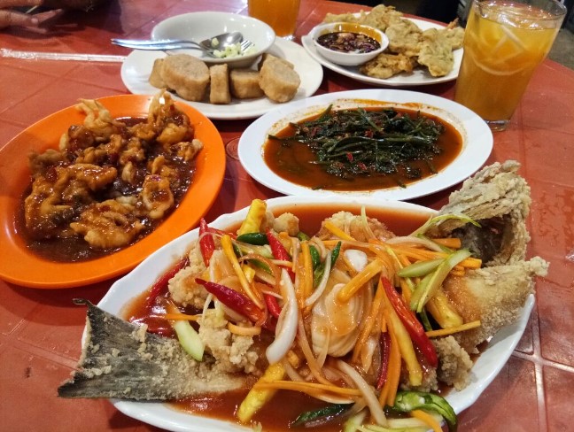 Seafood & Pempek Mama Oky Yondanil Setiawan, 1. Rumah Makan Fuja, 2. AROMA RESTO & COFFEE, 3. Pondok Makan Devi Special Seafood, 4. Seafood & Pempek Mama Oky, 5. Ikan Bakar Bu Tres, 6. TapSung Seafood Padang, 7. Ikan bakar Djoni/Kun, 8. Ikan bakar Pondok Mungil d/h Pak Tris, 9. Mahakam Cafe & Resto, 10. Apollo Seafood, 11. Mr. Seafood GOR H. Agus Salim Padang