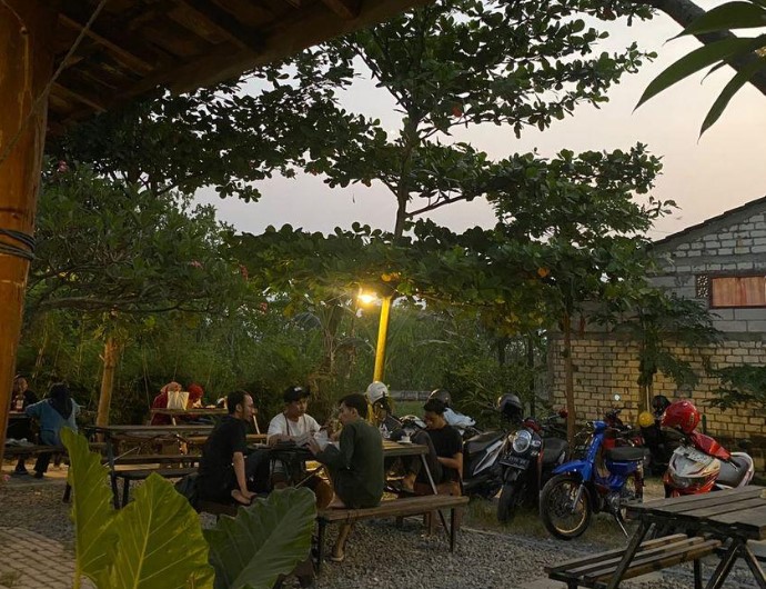 Selasar coffeeshop bojonegoro Muhammad Ardham, 1. Kedai Coffee KDS, 2. Singapore Restaurant & Coffee Shop, 3. New Garasi Cafe & Bistro, 4. Raffa Cafe, 5. Terlanjur Nyaman Veteran, 6. Selasar coffeeshop bojonegoro, 7. Love Garden, 8. Wa Coffee, 9. Coco comel, 10. Tea Time Cafe & Gelato, 11. COFFEE GUNUNG, 12. fourstep coffee eatery, 13. Mojo.bjn cafe, 14. Saphira’s Cafe, 15. Getz Resto & Caffe, 16. ORCHID Cafe and Resto, 17. Petruk Cafe, 18. Cafe Djion, 19. Klasik Cafe
