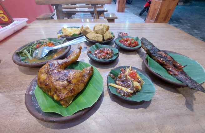 Serba Sambal Pemalang Ade Efin, 1. Nasi Grombyang Bpk. H. Warso, 2. Nasi Grombyang Pak Waridin, 3. Lesehan Aldan Pemalang, 4. RM. Ayam Gepuk Super Lezat Pemalang, 5. Warung Tengah Sawah Bu Ruslani, 6. RM. PAK KARDI – Ulujami – Spesial Kepiting, 7. Mie Sosis, 8. Pecak Welut Bu Niti, 9. Serba Sambal Pemalang, 10. Bojong Resto, 11. Rumah Makan Mantep Roso, 12. Warung Makan H. Mahradj, 13. Sate Loso Pak No Khas Pemalang, 14. Rumah Makan Java, 15. Pelem Tjengkir Heritage Restaurant, 16. Rumah Makan Condong Raos Pak Kardi, 17. Kepiting Gemes Pak Mamo, 18. Lontong Dekem Pak Drajat