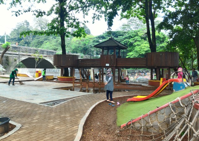 1. Museum Nasional Sejarah Alam Indonesia, 2. Kebun Raya Bogor, 3. Museum Zoologi, 4. Taman Meksiko, 5. Taman Kencana, 6. Taman Kaulinan atau Taman Sempur, 7. Museum &amp; Monumen PETA, 8. The Jungle Waterpark Bogor, 9. Taman Heulang, 10. Water Park SKI, 11. Tirtania WaterPark, 12. ECOART PARK Sentul City, 13. Kuntum Farmfield, 14. Marcopolo Water Adventure Bogor, 15. Jungleland adventure theme park, 16. Kebun Durian Warso Farm, 17. Wisata air telaga Ciburial, 18. Curug Nangka, 19. Curug Luhur