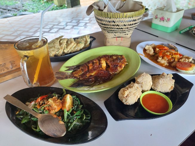 Warung Tengah Sawah Bu Ruslani Ade Efin, 1. Nasi Grombyang Bpk. H. Warso, 2. Nasi Grombyang Pak Waridin, 3. Lesehan Aldan Pemalang, 4. RM. Ayam Gepuk Super Lezat Pemalang, 5. Warung Tengah Sawah Bu Ruslani, 6. RM. PAK KARDI – Ulujami – Spesial Kepiting, 7. Mie Sosis, 8. Pecak Welut Bu Niti, 9. Serba Sambal Pemalang, 10. Bojong Resto, 11. Rumah Makan Mantep Roso, 12. Warung Makan H. Mahradj, 13. Sate Loso Pak No Khas Pemalang, 14. Rumah Makan Java, 15. Pelem Tjengkir Heritage Restaurant, 16. Rumah Makan Condong Raos Pak Kardi, 17. Kepiting Gemes Pak Mamo, 18. Lontong Dekem Pak Drajat
