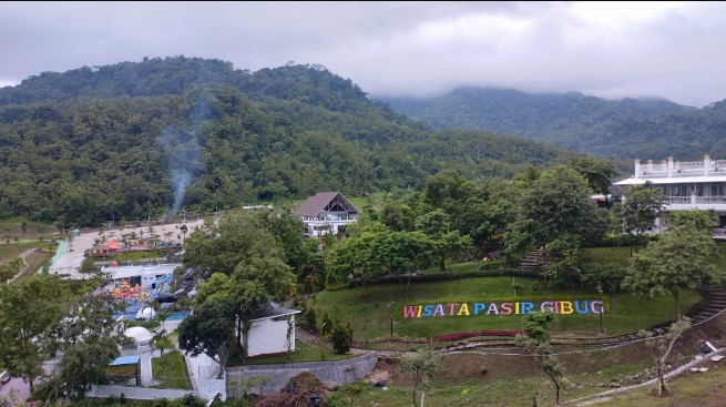 Wisata Pasir Gibug Aulia Pratiwi, 1. Waduk Penjalin, 2. Hutan Mangrove Kaliwlingi, 3. Pantai Randusanga / Randusongo, 4. Agrowisata Besaran, 5. Wisata Pasir Gibug, 6. Masjid Agung Brebes, 7. Kalibaya Park, 8. Pabrik Gula Jatibarang, 9. Taman Edukasi, 10. Curug Putri, 11. Kebun Teh Kali Gua, 12. Candi Pangkuan, 13. Air Terjun Ranto Canyon, 14. Kampung Budaya Dusun Jalaswatu, 15. Pemandian Air Panas Tirta Husada, 16. Pemandian Air Panas Cipanas Buaran, 17. Ciblon Waterboom, 18. Bukit Cawiri, Dadablangan Malahayu, 19. Waduk Malahayu, 20. Cagar Alam Telaga Ranjeng, 21. Bukit Panenjoan, 22. Bukit AADT yang Menawan , 23. Bukit Baper yang Menawan , 24. Puncak Sakub, 25. Alun – Alun Brebes, 26. Pulau Hantu Sigempol, 27. Bukit Bintang Capar yang eksotik, 28. Gunung Gora, 29. Curug Cantel, 30. Kebon Gedhang, 31. Bukit Gerdesy – Taman Gerdesty Cilibur, 32. Pulau Cemara Sawojajar Brebes, 33. Gunung Nyapa, 34. Curug Awu, 35. Curug Panyusuhan, 37. Curug Rambukasang yang tersembunyi, 38. Curug Lebak Beber Wetan