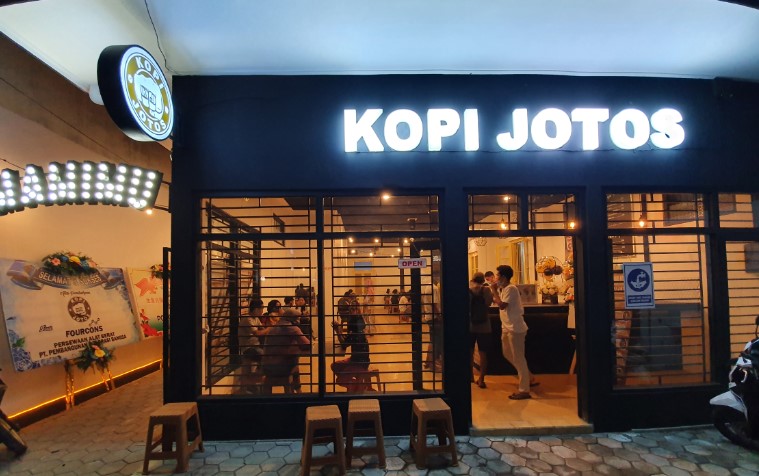kopi jotos, 1. Sun Osing Beach, 2. Osing Deles Cafe & Resto, 3. Dragon Cafe, 4. Java Sunrise Cafe, 5. Conato Cafe Bakery, 6. Kemunir Kopi, 7. Kedai S.O ( Sogok Ontong Kopi), 8. kopi jotos, 9. Albirru Coffee and Eatery, 10. D’cinnamon Coffee Shop, 11. La Costa Cafe and Restaurant, 12. Palm Sugar Cafe, 13. Kedai Kopi Handy, 14. Steven Coffee, 15. Kopi Om Kim, 16. Talk Kopi Banyuwangi, 17. Sweets Dessert, 18. Metronome Coffee Banyuwangi, 19. Indische 1931 Banyuwangi, 20. Osmu Cafe, 21. Dominance Coffee, 22. Omah Majapahit Cafe & Resto, 23. Kedai Galengan, 24. Moxie Coffee and Eatery, 25. Janji Jiwa & Jiwa Toast Ruko Ahamd Banyuwangi, 26. D&A Cafe, 27. Waroeng Tjengkaroek, 28. Three B Villa and Resto