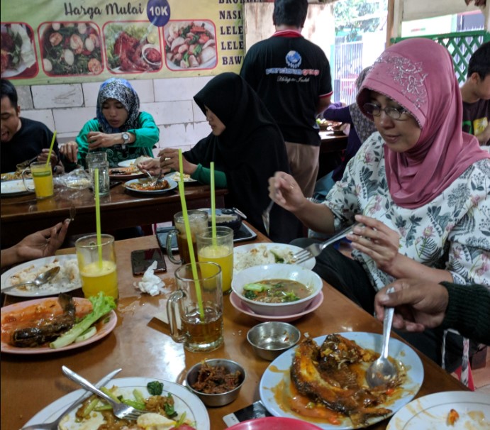 warung makan AL MAIDAH Ali Ha Sani, 1. Warung Makan Betawi Ngoempoel, 2. Rm. Segar Daun, 3. Warung makan 99 chinese &amp; sea food, 4. Warung Makan Bahari, 5. Warung Samtari, 6. Ayam Babeh Beji, 7. Sas-Q Ayam Bakar &amp; Seafood, 8. warung makan AL MAIDAH, 9. TRIO MINANG, 10. Dapoer Bunda Nunu, 11. Dimsum &amp; Kebab Anak Sultan, 12. Geprek Cibos, 13. Pecel Lele Barokah, 14. WR.Samtari Djadi Berkah
