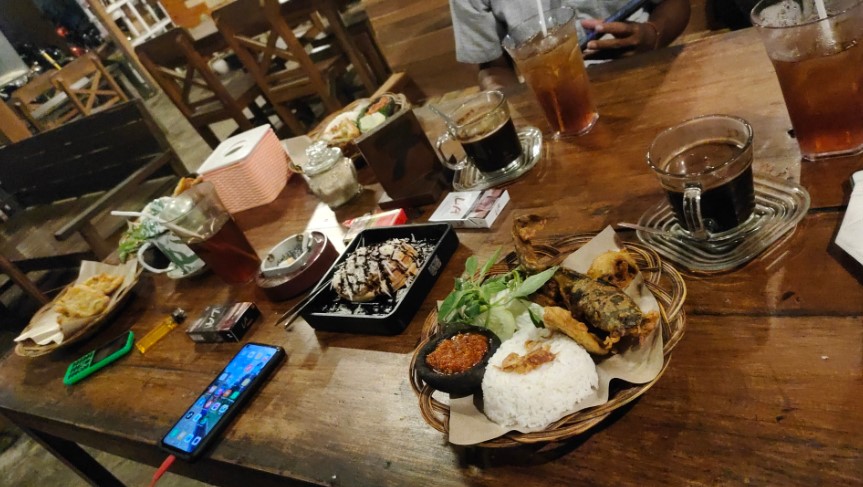 Angkringan Mbok Nom Rembang jin karyo, 1. Angkringan Mbok Nom Rembang, 2. Orso Gelato &amp; Cafe Rembang, 3. Reunique Cafe, 4. Balcony Resto And Cafe, 5. Ranu Coffee &amp; Eatery, 6. Satu Lagi, 7. Warung kopi kresen, 8. NoboN Coffe, 9. PILAR Coffee &amp; Space, 10. BARIX COFFEE – MANUAL BREW INSIDE, 11. Kedai Kongkow, 12. Biskope Cafe, 13. Dunia Akhirat Coffee &amp; Eatery, 14. Cokro Cafe, 15. Warung Kopi Mr. Hendro, 16. Kafe Kedai Kopi 46 Pantura Rembang, 17. SevenShake, 18. Starbox, 19. Zero Cafe, 20. Rantina Cafe &amp; Chill, 21. Summit Cafe, 22. Paleet Cafee, 23. Papi coepliezt, 24. Tentang Kopi Cafe &amp; Resto, 25. Sky Monster Cafe (SM), 26. Chawis coffee
