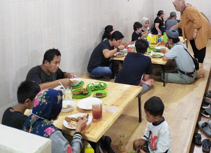 Ayam & Bebek Goreng Pak Amad, 1. Waroeng Kaligarong Semarang, 2. Warung Makan Bebek H Slamet(asli), 3. Ayam & Bebek Goreng Sari Rasa (Pak Thori), 4. Bebek & Ayam Goreng Pak Ndut, 5. Bebek Carok, 6. Ayam & Bebek Goreng Pak Amad, 7. Bebek Goreng & Rica – Rica Mentok Pak Dawut, 8. Nasi Bebek Madura, 9. Mak Kuring Ayam Bebek Goreng Bumbu Hitam, 10. Bebek Goreng Mbak Ririn, 11. Bebek & Ayam Kampung MAS BUDI, 12. Ayam & Bebek Goreng Tiara, 13. Bebek Goreng Pak Eko (Ketileng), 14. Bebek Goreng MBAK YANI ~ Warung Tenda Ala Lamongan, 15. Bebek Kang Jono Gayamsari