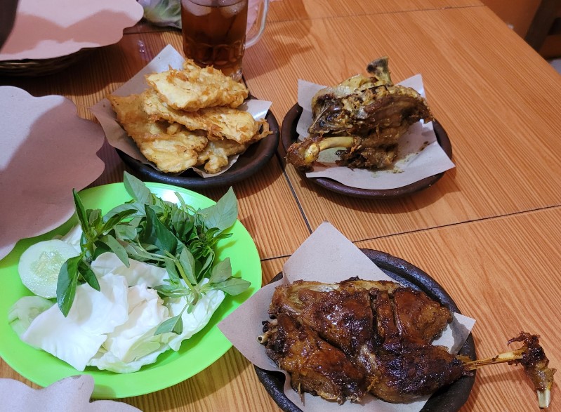 Ayam & Bebek Goreng Sari Rasa (Pak Thori) Adi Kuncoro, 1. Waroeng Kaligarong Semarang, 2. Warung Makan Bebek H Slamet(asli), 3. Ayam & Bebek Goreng Sari Rasa (Pak Thori), 4. Bebek & Ayam Goreng Pak Ndut, 5. Bebek Carok, 6. Ayam & Bebek Goreng Pak Amad, 7. Bebek Goreng & Rica – Rica Mentok Pak Dawut, 8. Nasi Bebek Madura, 9. Mak Kuring Ayam Bebek Goreng Bumbu Hitam, 10. Bebek Goreng Mbak Ririn, 11. Bebek & Ayam Kampung MAS BUDI, 12. Ayam & Bebek Goreng Tiara, 13. Bebek Goreng Pak Eko (Ketileng), 14. Bebek Goreng MBAK YANI ~ Warung Tenda Ala Lamongan, 15. Bebek Kang Jono Gayamsari